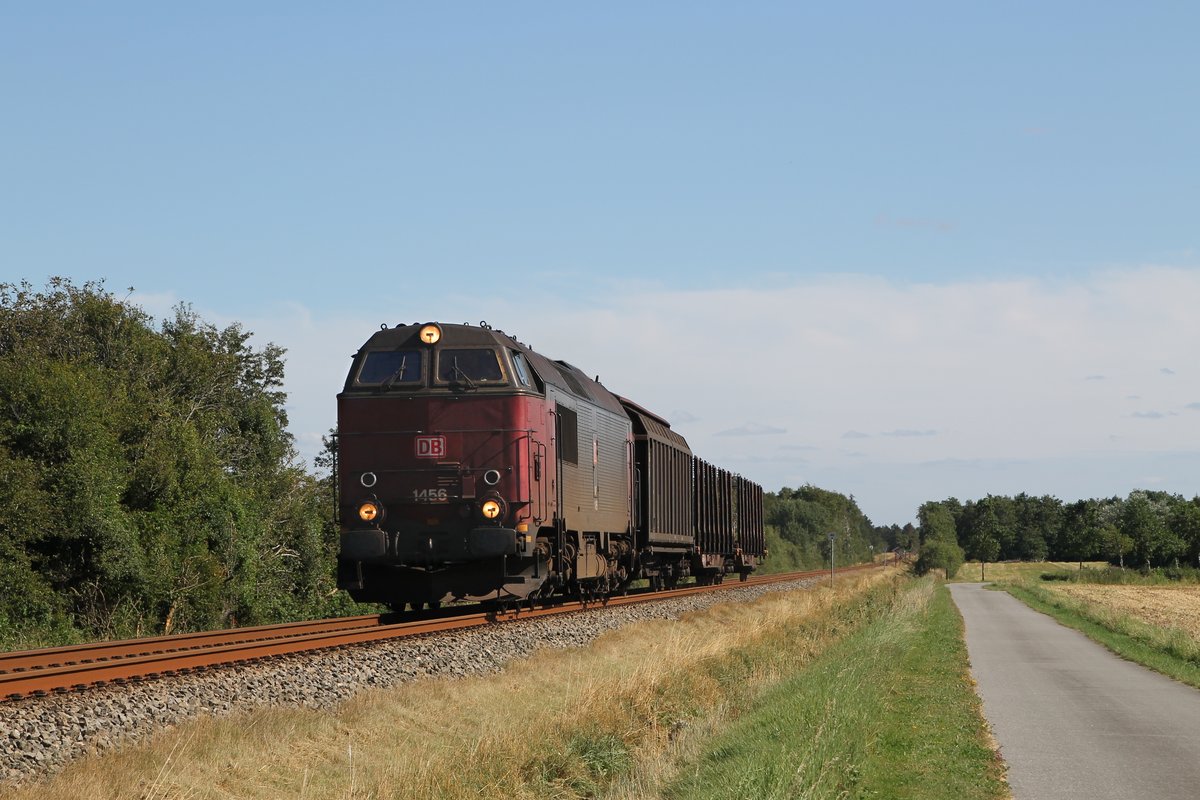 MZ 1456 mit Güterzug 7515 Fredericia-Herning bei Nørre Kollund am 12-8-2015.