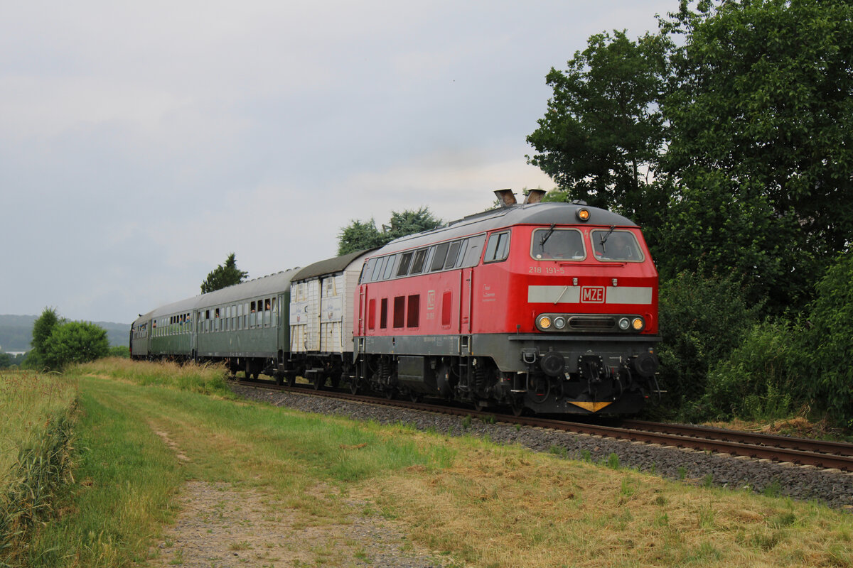 MZE 218 191-5 zieht anlässlich des Königsteiner Bahnhofsfest am 06.06.2022 den ersten Sonderzug des Tages von Königstein nach Frankfurt-Höchst und durchfährt hier gerade Liederbach.