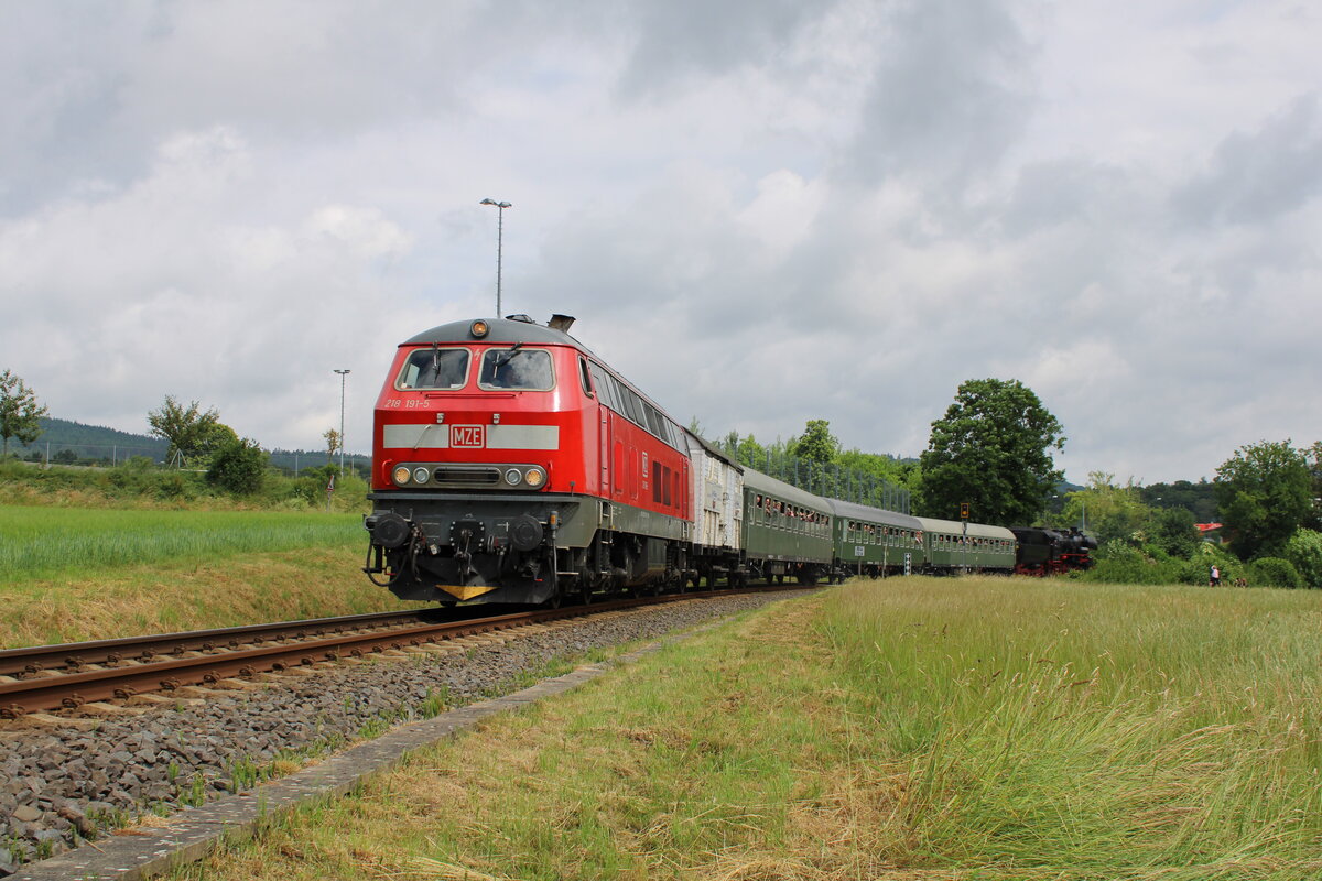 MZE 218 191-5 zieht anlässlich des Königsteiner Bahnhofsfest am 06.06.2022 einen Sonderzug  von Königstein nach Frankfurt-Höchst und verlässt gerade Schneidhain.