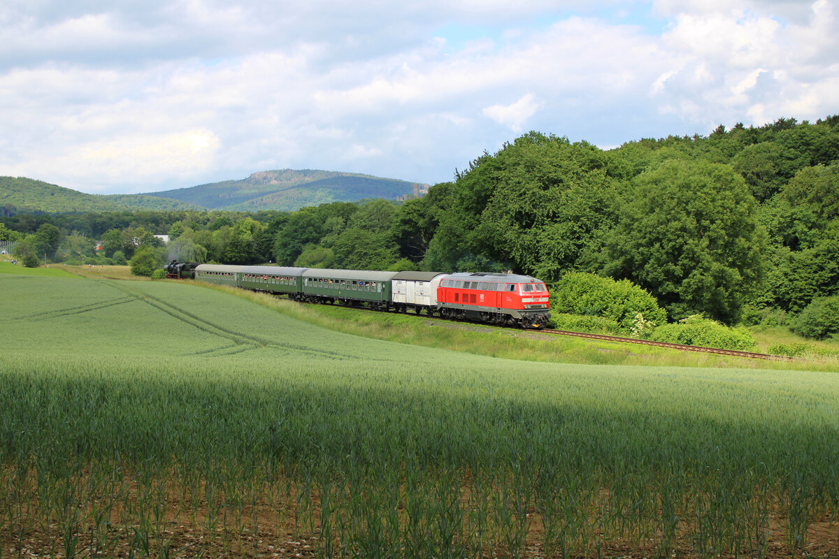 MZE 218 191-5 zieht anlässlich des Königsteiner Bahnhofsfest am 06.06.2022 einen Sonderzug von Königstein nach Frankfurt-Höchst und rollt hier gerade von Schneidhain Richtung Kelkheim.