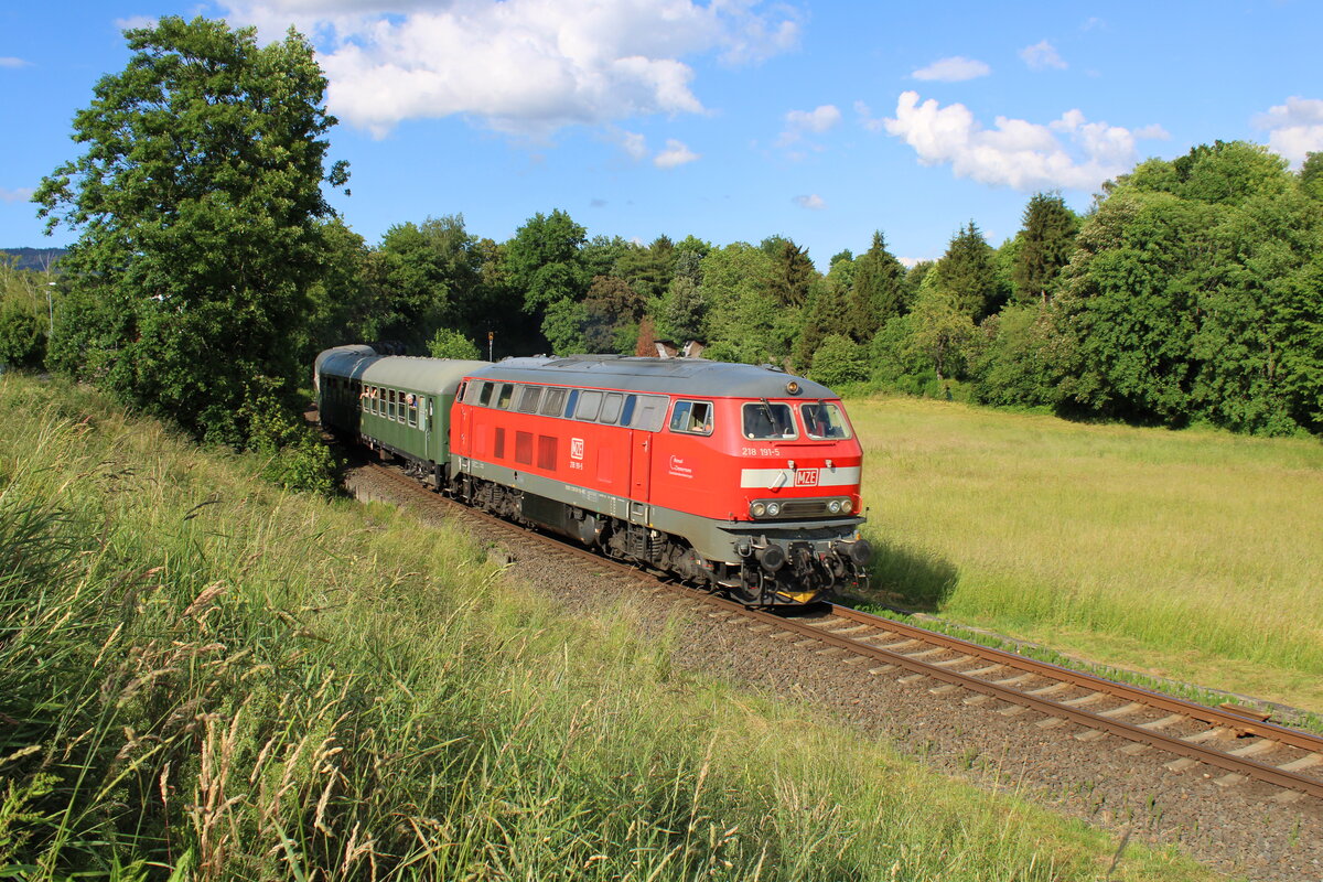 MZE 218 191-5 zieht anlässlich des Königsteiner Bahnhofsfest am 06.06.2022 einen Sonderzug von Königstein nach Frankfurt-Höchst und verlässt gerade Schneidhain.