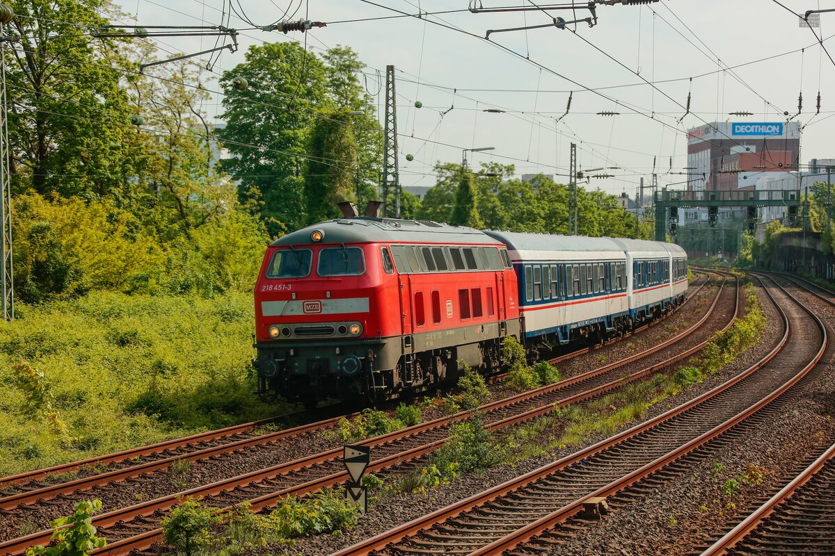 MZE 218 451-3 mit TRI-Wagen�berf�hrung in Wuppertal, Mai 2025.