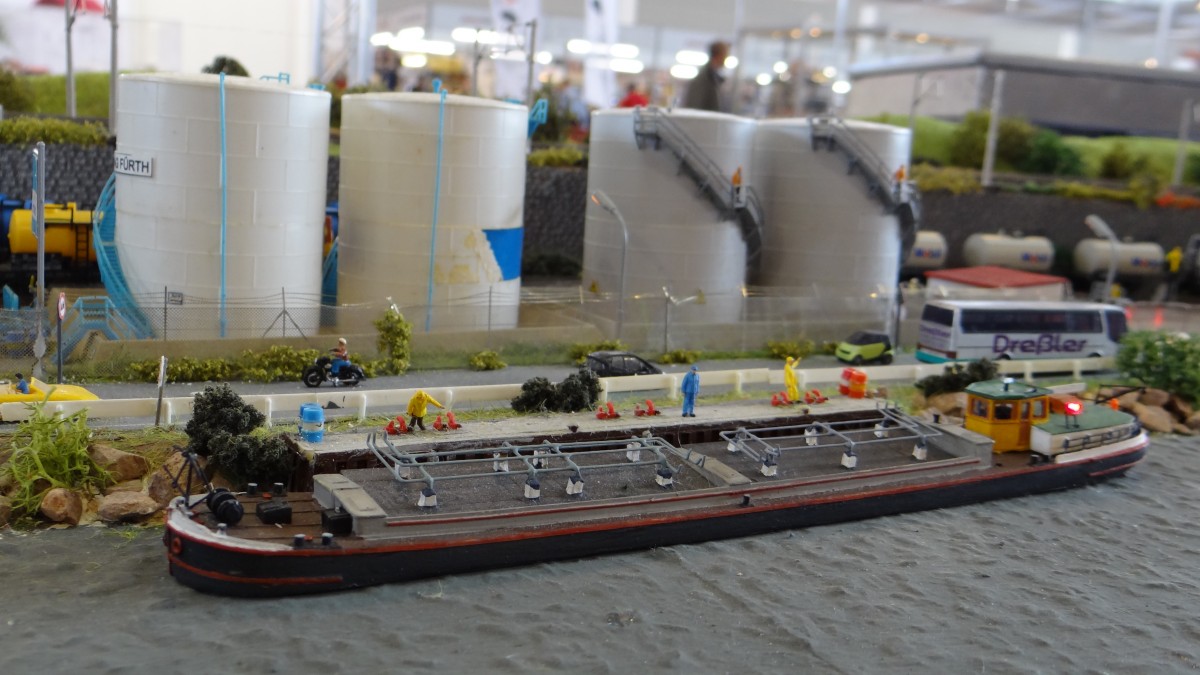 N-Anlage FEC-Fürth - Tankschiff im Hafen