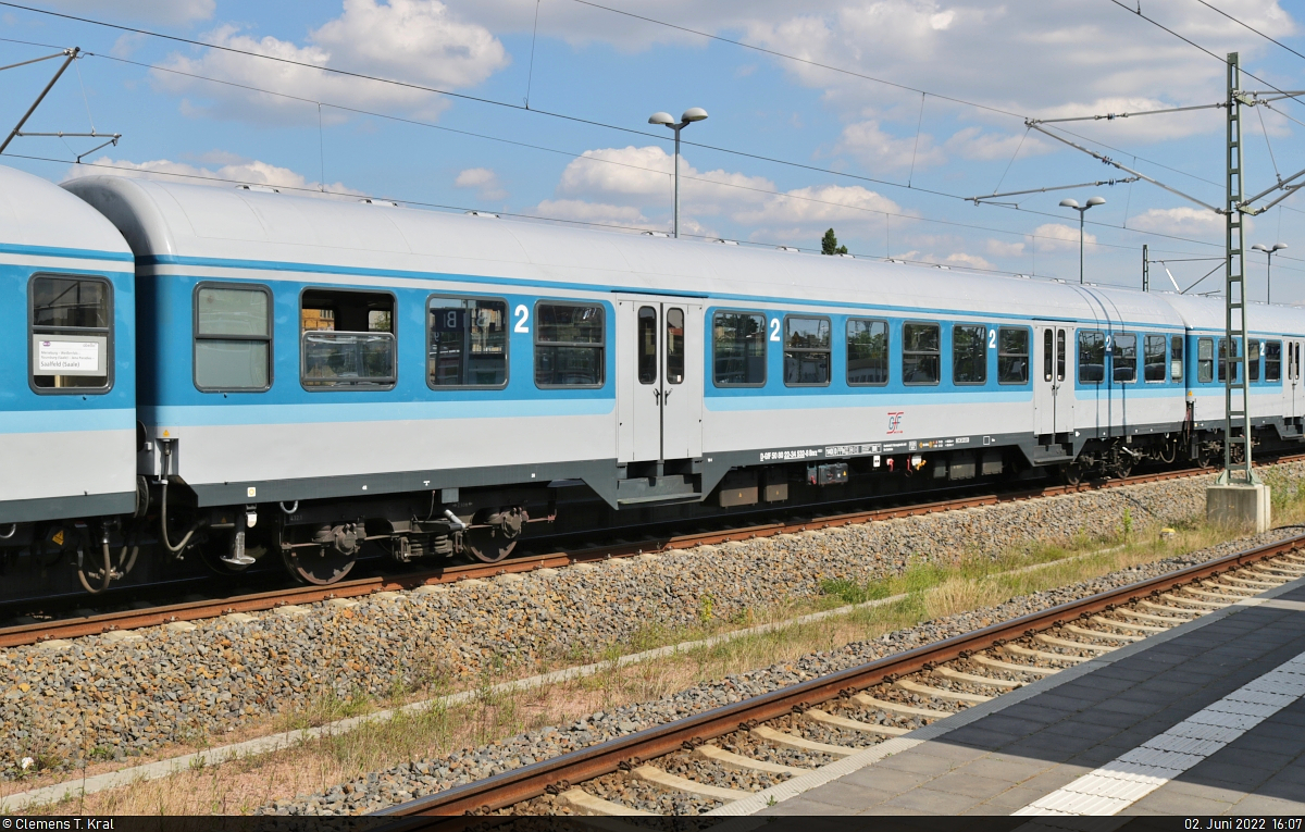 n-Wagen der 2. Klasse mit der Bezeichnung  Bnrz <sup>452.1</sup>  (50 80 22-34 532-8 D-GfF), eingereiht in einem der beiden RB25-Ersatzzüge anlässlich des 9-Euro-Ticket-Verkehrs in Halle(Saale)Hbf auf Gleis 12 A-C.

🧰 Gesellschaft für Fahrzeugtechnik mbH (GfF) | Weser Ems Eisenbahn GmbH (WEE) für Abellio Rail Mitteldeutschland GmbH
🚝 RB 31946 (RB25) Halle(Saale)Hbf–Saalfeld(Saale)
🕓 2.6.2022 | 16:07 Uhr