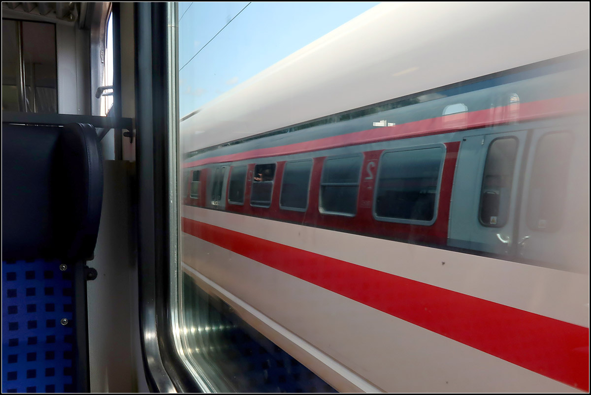 N-Wagen im ICE 3 -

Ich mein es wäre zwischen Kirchheim Neckar und Wallheim gewesen, als der aus N-Wagen gebildeten Regionalbahn in Richtung Stuttgart dieser ICE 3 nach Köln über Heilbronn entgegenkam. Durch die Bundesgartenschau ist Heilbronn derzeit auch ICE-Station, sonst vom Fernverkehr völlig abgehängt.

01.08.2019 (M)