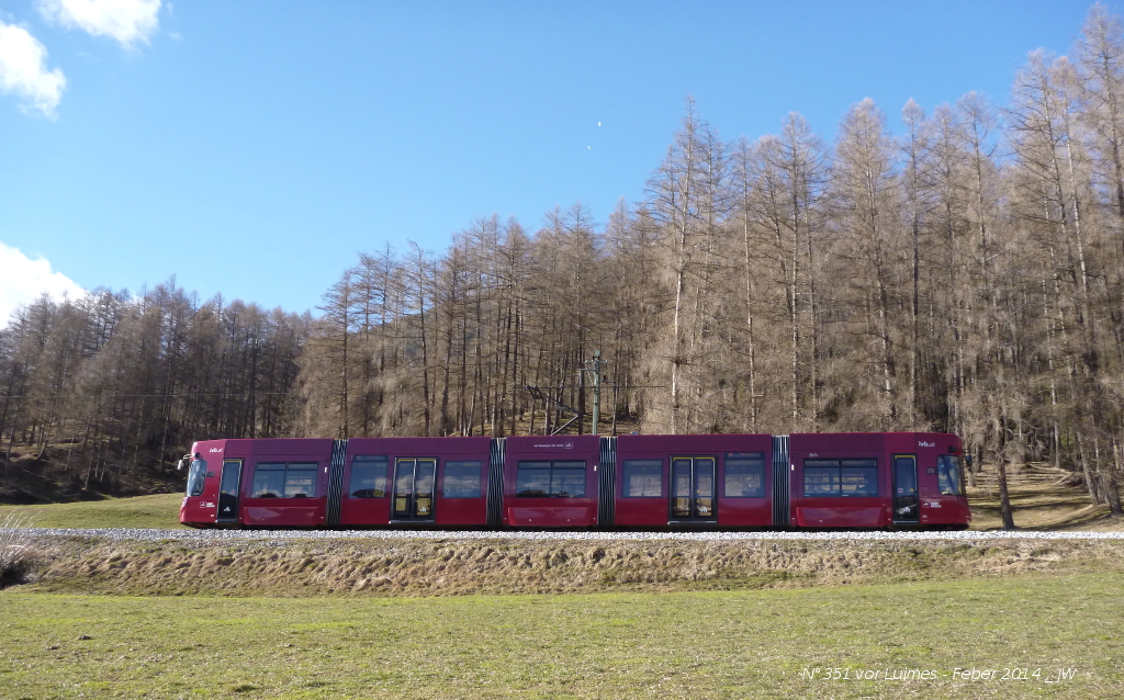 N°351, der sich, auf dem Wege nach Fulpmes befindlich, Luimes nähert und gerade den dort in der Einfahrt taleinwärts (also talwärts der Ausweiche) aufgestellten Trenner passiert, aus der der Gegend angemessenen Froschperspektive photographiert.
Die Froschperspektive ist der Gegend insoferne angemessen, als sie sich durch einen hohen Feuchtigkeitsgrad auszeichnet, der weiter richtung Innsbruck, also in Passagen wie jener beidseits der Kreither Brücke oder des Mutterer Viadukts und Tunnels, für recht hohen Instandhaltungsaufwand gesorgt hat und sorgt.
Neuigkeiten übrigens zum Mutterer Tunnel: demnächst scheint Baubeginn für einen großen Umgehungsviadukt, der Teil einer Neubaustrecke zwischen Ausfahrt Nockhof und Einfahrt Raitis sein wird (Quelle: www.strassenbahn.tk). Man erhoffe sich, so heißt es, einen Fahrzeitgewinn von etwa einer Minute. Und braucht nicht mehr dauernd das Südportal und den nördlichen Brückenkopf trockenlegen.