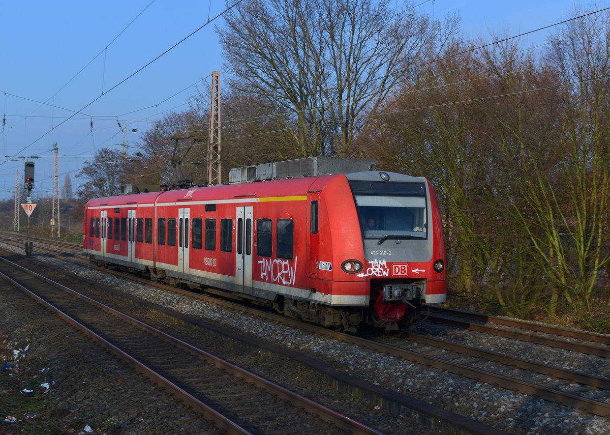 Na da habe ich gestaunt, was macht denn der 426 016-2 in Düsseldorf, wo er doch im RMV unterwegs sein sollte. Das war für mich die schönste Überraschung, als ich in Düsseldorf-Eller-Süd auf Opfer für meine Kamera wartete. Samstag 17.12.2016