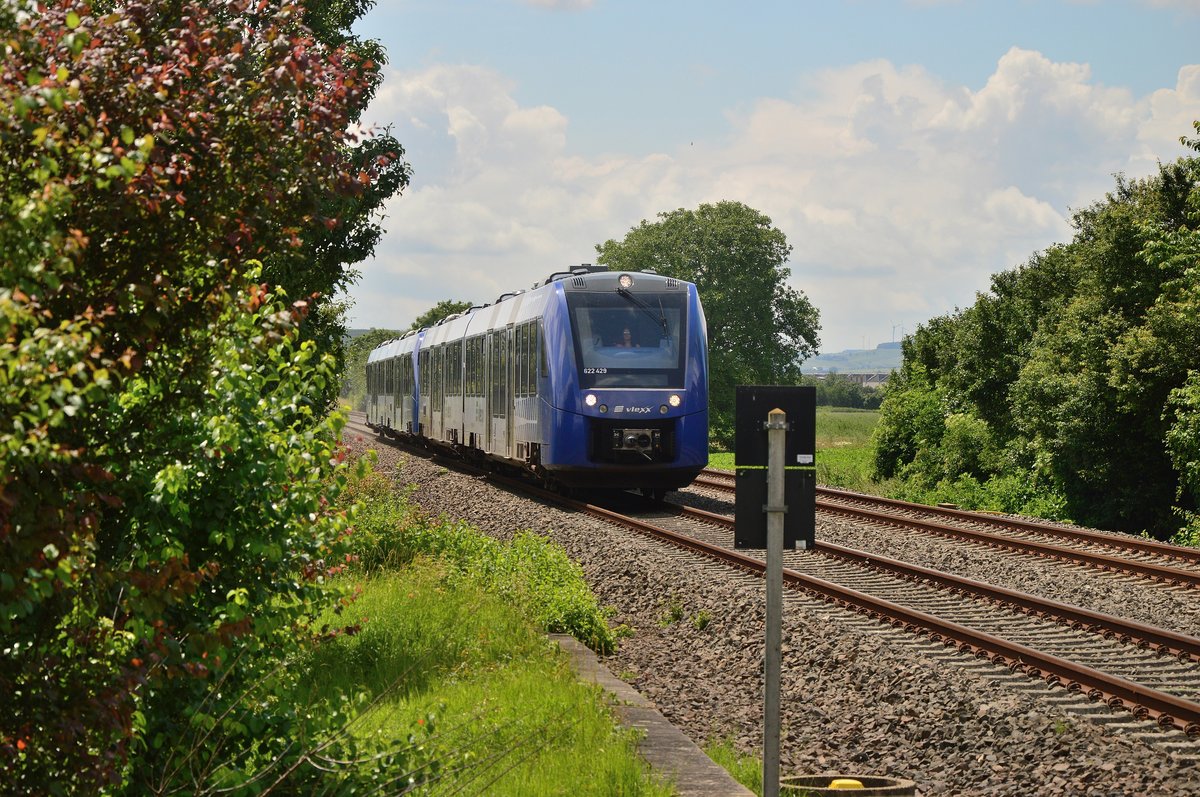 Na da kam was hübsches als Dennis und ich auf die 01 118 warteten.
Der erste Vlexx-Zug auf der Strecke kam aus Gensingen auf den Bü zugefahren.....
622 429 mit einem Brüderlein im Anhang. Lieben Gruß an die TF zurück.
Samstag den 18.6.2016