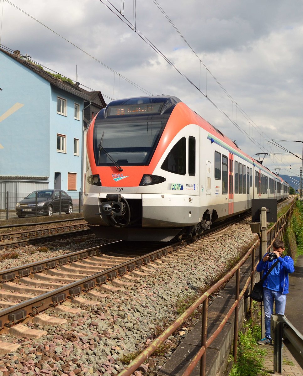 Na Dennis, was kontrollierst Du denn da?
Ist das Bild so geworden wie Du es haben wolltest?
Gerade sind der VIAS 303 und der 407 als SE 10 nach Frankfurt a. Main an uns vorbei gefahren. Lorchhausen Sonntag 19.6.2016