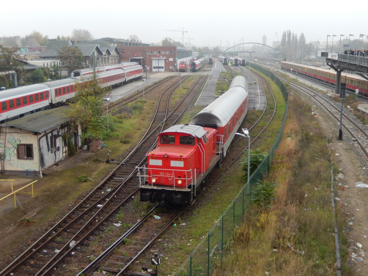 Na ja, ich gebe zu 345 123 hätte zahlentechnisch besser gepasst, aber die arbeitet, so weit ich weiß, woanders.
Am 30.10.2014 beim Rangieren der Nachtzugwagen im Wagenwerk Berlin Warschauer Straße