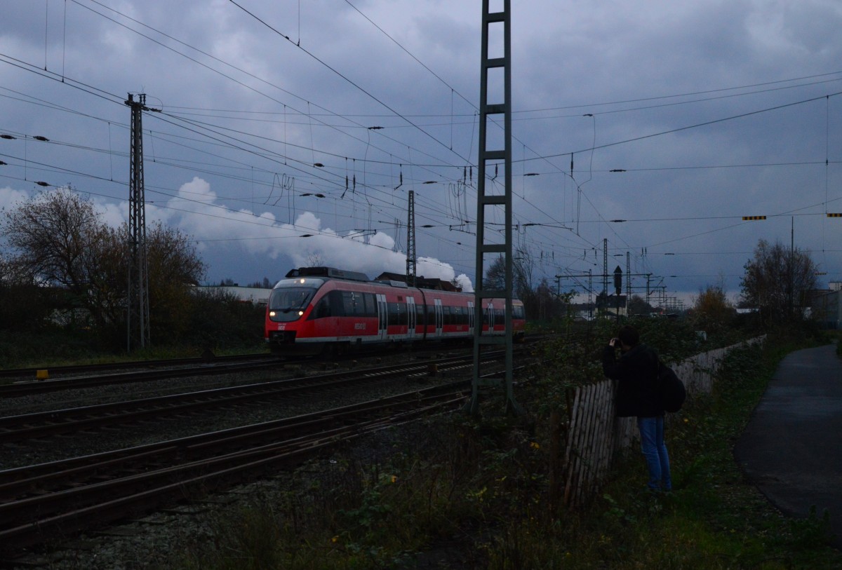 Na wen hat denn da der Dennis heute am Abend im Visier?
Richtig es ist der 644 005 der als RB 38 gerade Grevenbroich nach Neuss Hbf verlässt.
20.11.2015