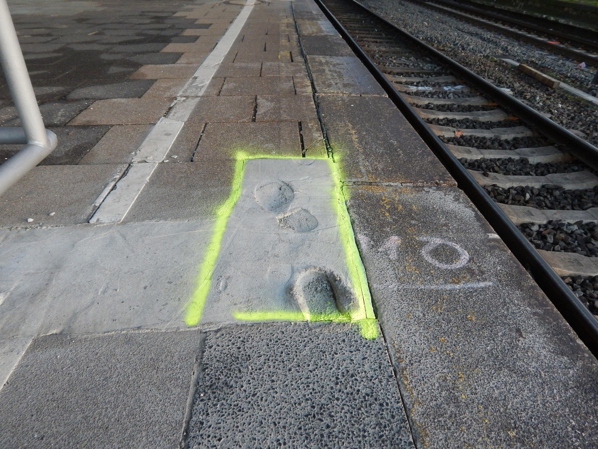 Na wer ist denn hier nochmals in den noch feuchten Beton getreten?
Hier wurde die Arbeit aber nicht ordentlich gemacht und auch mackiert.
Gesehen im Duisburger HBF.

Duisburg 08.11.2014