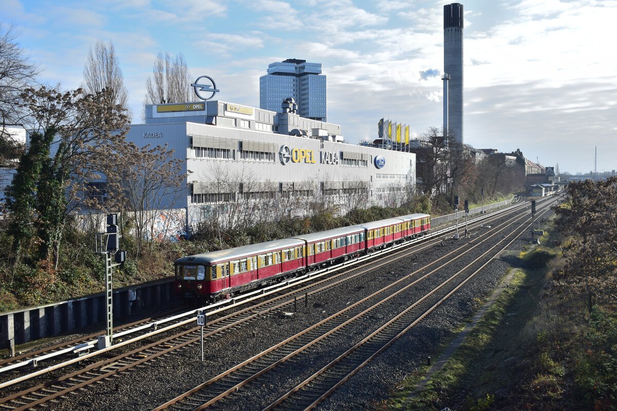 Nach 15 Jahren fuhr im Dezember 2023 der S-Bahn Weihnachtszug in Berlin wieder. Hier erreicht der Zug bestehdn aus dem Viertelzug 167 006 und 475 605 gleich Halensee.

Berlin 16.12.2023