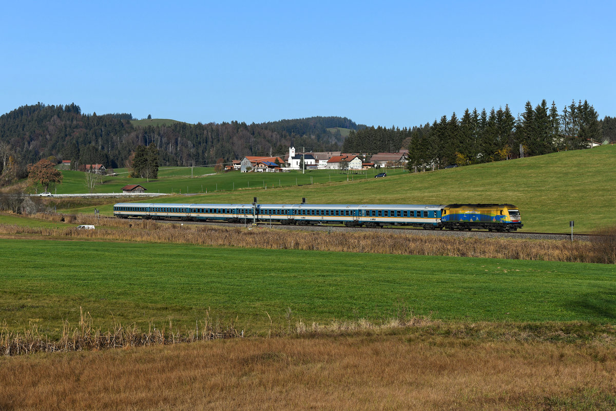 Nach 17 Jahren war Schluss und die Länderbahn verabschiedete sich mit ihren Alex-Zügen aus dem Allgäu. Im Dezember 2003 startete der erste Alex von München nach Oberstdorf. In den dann folgenden 17 Jahren fuhren an 6.205 Tagen knapp 50 Millionen Fahrgäste mit, insgesamt wurden 21 Millionen Zugkilometer zwischen München, Lindau, Immenstadt und Oberstdorf zurückgelegt. Am 09. November 2020 konnte ich die  bodo -Werbelok ER 20 - 013 mit dem ALX 84111 auf der Fahrt nach München HBF kurz vor Oberstaufen mit Blick auf die Ortschaft Zell fotografieren.  