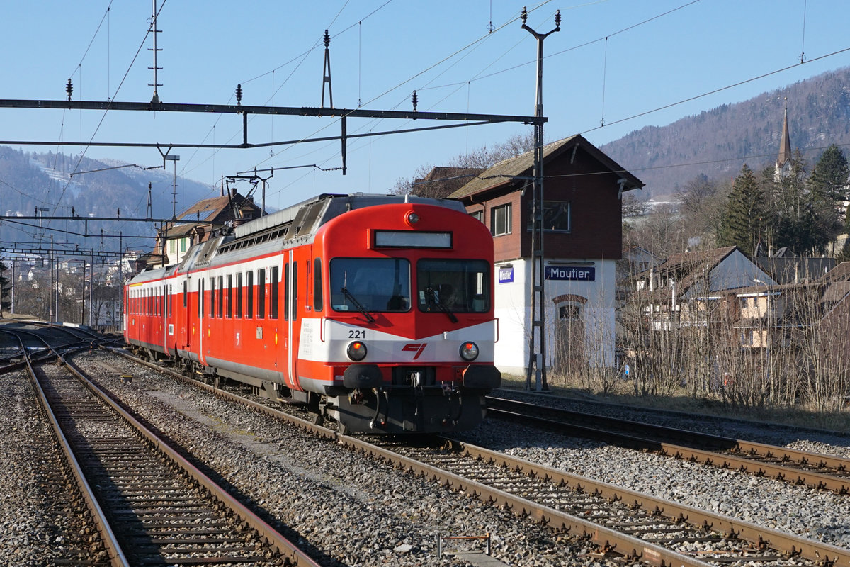 Nach 48 Jahren in seiner ehemaligen Heimat angetroffen.
Der CJ-Pendel RBDe 94 85 7 566 221-5 + ABt 50 85 80-35 921-6, ehemals RM/EBT/SMB/VHB, wurde am 11. Januar 2021 in eigener Kraft zwecks Unterhaltsarbeiten von Alle nach Oberburg überführt.
Fotografiert wurde er bei einem Zwischenhalt in Moutier, wo er während vielen Jahren als Triebzug das Bild  der ehemaligen Solothurn-Moutier-Bahn prägte.
Foto: Walter Ruetsch
