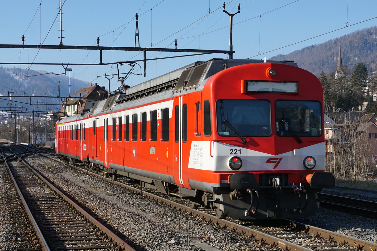 Nach 48 Jahren in seiner ehemaligen Heimat angetroffen.
Der CJ-Pendel RBDe 94 85 7 566 221-5 + ABt 50 85 80-35 921-6, ehemals RM/EBT/SMB/VHB, wurde am 11. Januar 2021 in eigener Kraft zwecks Unterhaltsarbeiten von Alle nach Oberburg überführt.
Fotografiert wurde er bei einem Zwischenhalt in Moutier, wo er während vielen Jahren als Triebzug das Bild  der ehemaligen Solothurn-Moutier-Bahn prägte.
Foto: Walter Ruetsch
