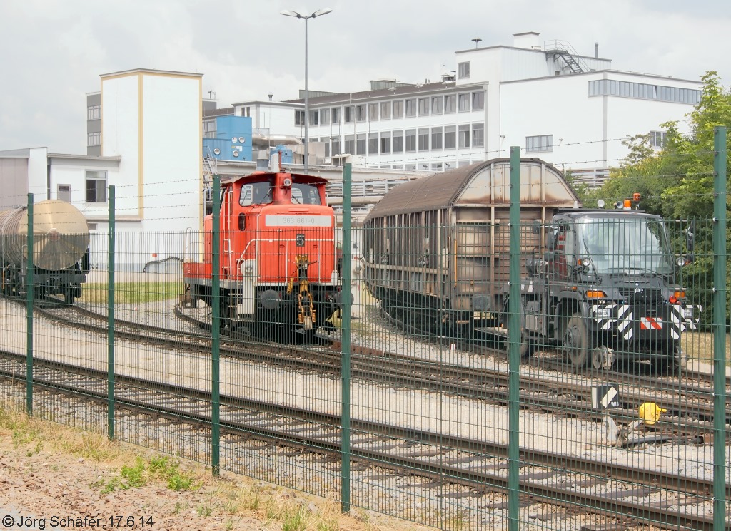 Nach 7 Jahren Pause übernahm die  Bayernbahn  den Güterverkehr nach Wassertrüdingen. Seit 2010 wird täglich ein Güterzug bei der Firma Schwarzkopf abgeholt. Für das Rangiergeschäft setzt die Bayernbahn oft zwei Lokomotiven ein. Am 17.6.14 war 363 661 aber allein und bekam kurzzeitig Unterstützung von einem schwarzen Schienen-LKW. 
