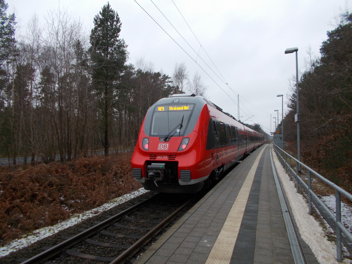 Nach der Abfahrt in Binz hatte 442 358,am 26.Januar 2015,seinen ersten Halt in Prora Ost.Zielbahnhof war Lietzow.