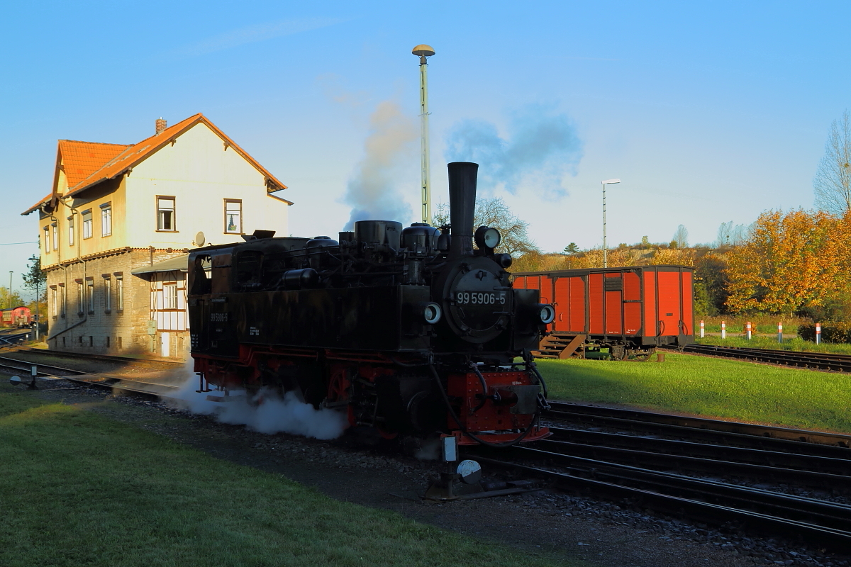 Nach abgeschlossener Durchsicht ist 99 5906 am Morgen des 19.10.2014 jetzt auf Rangierfahrt im Bahnhof Gernrode um ihren ihren IG HSB-Sonderzug für die Bereitstellung abzuholen.