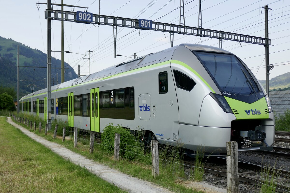 Nach Ablieferung aller 30 RE-MIKAs steht jetzt die S-Bahn MIKA RABe 528 203 (Übernahme 14.07.23) am 29.5.23 in Frutigen.