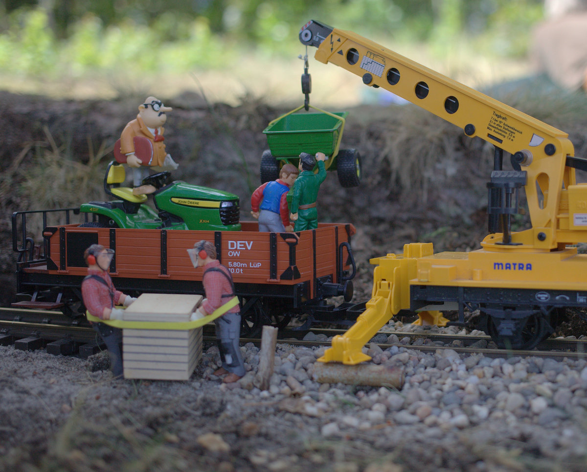 Nach Abschluß der Arbeiten der Senftenberger See Bahn werden die letzten Arbeitsgeräte verladen, ein kleiner John Deere Traktor mit Hänger.01.07.2018 13:59 Uhr.
Seestrand Niemtsch