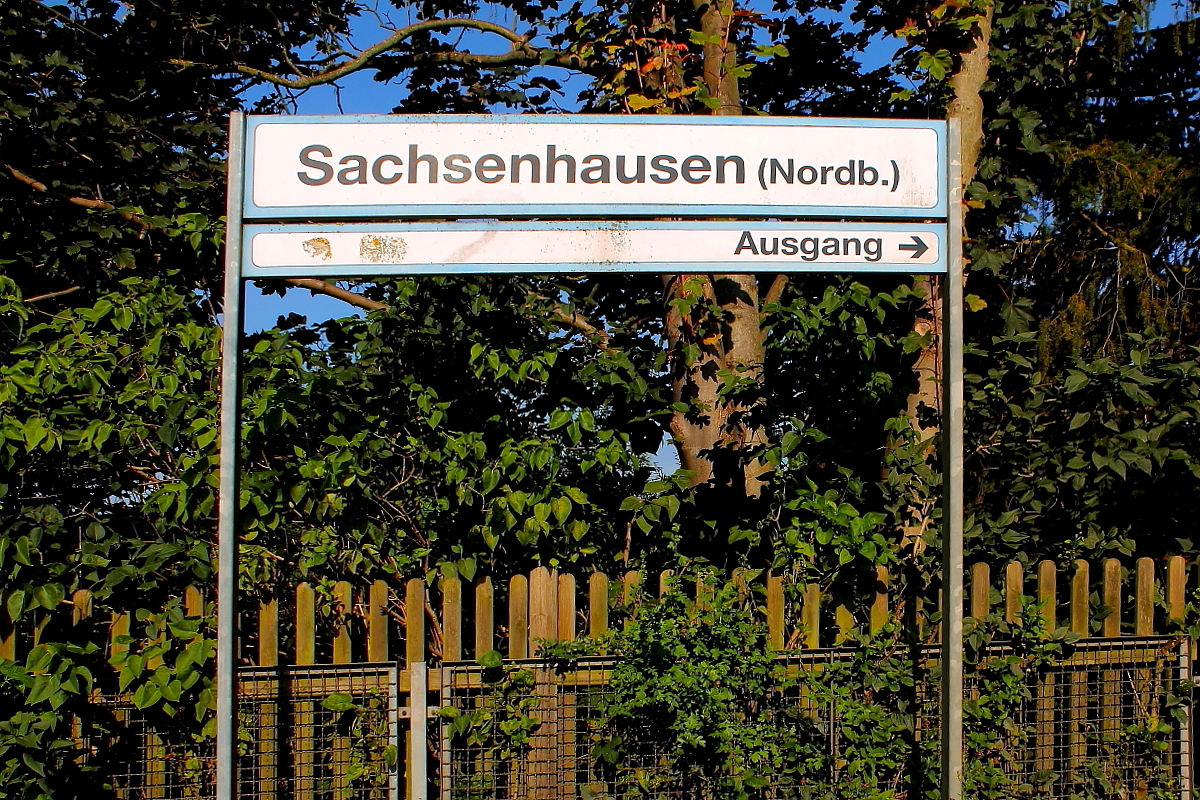Nach Abschluss der Ertüchtigungsarbeiten wird dieses Bahnhofsschild wohl auch verschwunden sein.
So gesehen am 17.08.2017 in Sachsenhausen (Nordbahn).

