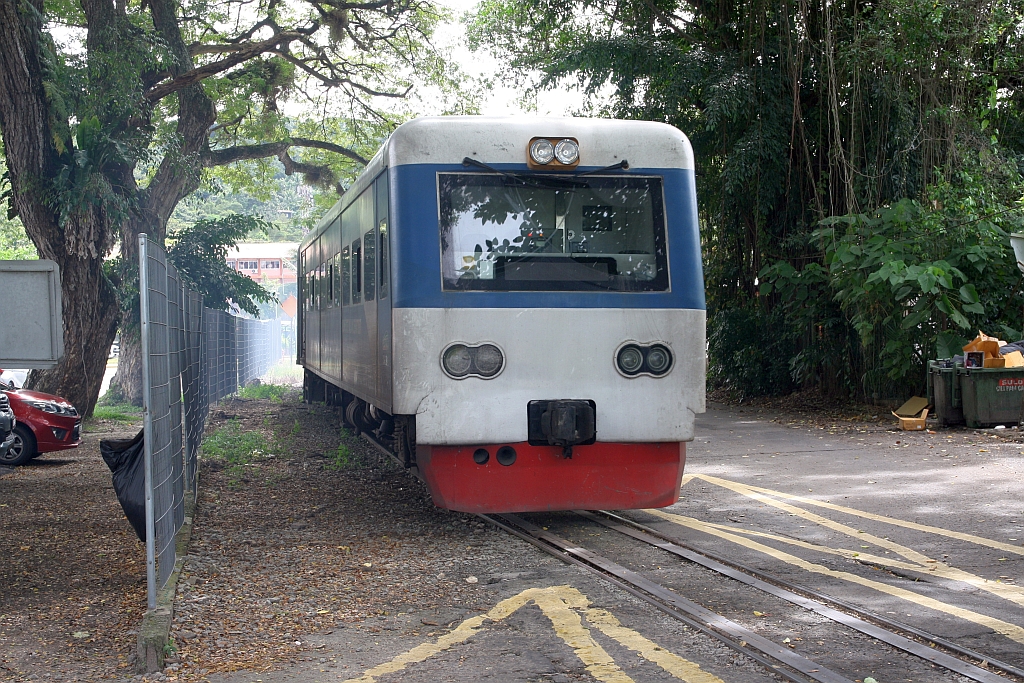 Nach der Ankunft als PU 506 (Beaufort - Sembulan) fährt die Garnitur als Leerpersonenzug die 1,75 Km zurück zur Stesen Tanjung Aru zur Hinterstellung. - Im Bild vom am 09.Februar 2025 dieser Leerpersonenzug gleich nach der Stesen Sembulan (ehemals Sekretariat) mit dem JKNS 8903-1 als letztes Fahrzeug.
