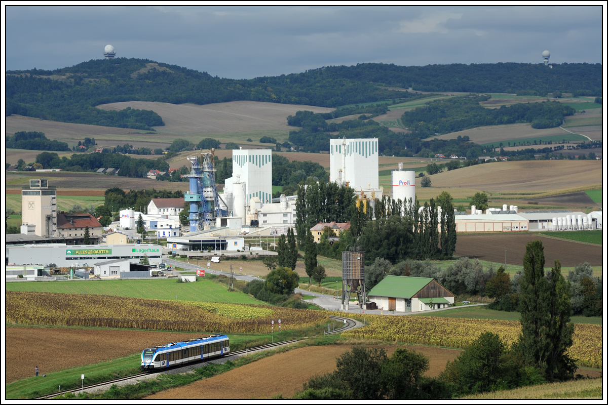 Nach der Ankunft am 15.9.2013 als EZ 7386 in Ernstbrunn gab es noch eine weitere Pendelfahrt mit dem GKB 5063 008 nach Wetzleinsdorf und wieder retour. Die Aufnahme zeigt den Zug als SR 17673 mit Blick auf das Kalkwerk Ernstbrunn, welches jahrelang mit der Bahn bedient wurde, wobei hier leider auf wurde hingewiesen werden muss.
