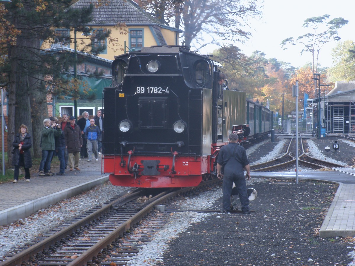 Nach der Ankunft aus Putbus setzte die 99 1782,am 26.Oktober 2013,am Streckenende in Ghren um.
