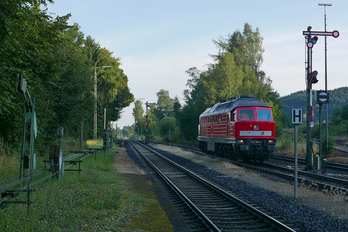 Nach der Ankunft des Kieszuges im Bahnhof Roberg, dem Abkuppeln und Umfahren der leeren Wagen fhrt 232 569-4  jetzt an das andere Ende des Zuges, um die Wagen anschlieend in das Ladegleis schieben zu knnen (Roberg, 28.07.2016).