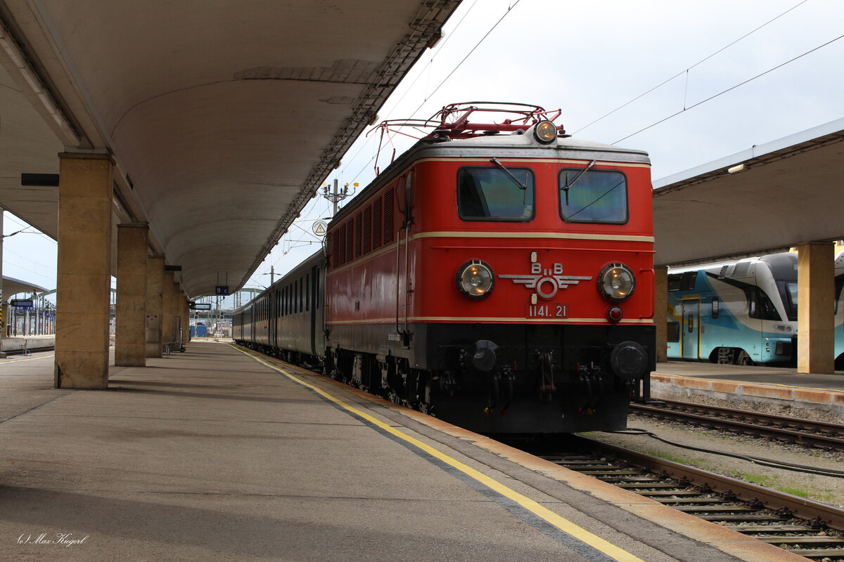 Nach der Ankunft des ÖGEG Sonderzuges am 26.11.2022 von (Ampflwang-) Timelkamm in Wien Westbahnhof schiebt die 1141.21 die Stilechte Schlierengarnitur in die Abstellgruppe.