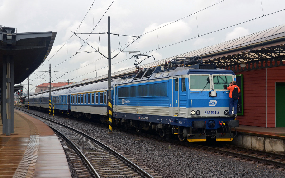 Nach der Ankunft des R 986 aus Brno verschafft sich der Lokführer von 362 024 am 15.06.16 erst einmal saubere Sicht auf die Strecke.