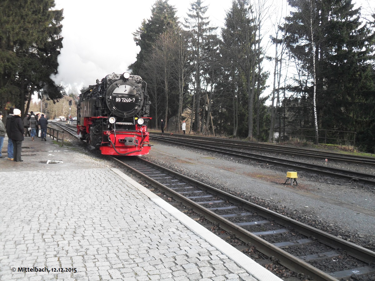 Nach Ankunft in Drei-Annen-Hohne umfuhr 99 7240-7 ihren Zug um wieder zurück auf den Brocken zu fahren. Dieses Bild entstand am 12.12.2015.