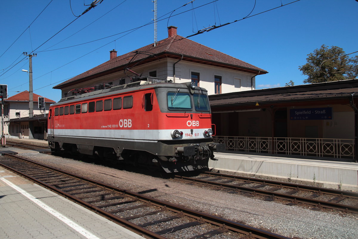 Nach der Ankunft mit dem DG44453 in Spielfeld-Straß wartet am 21.8.2020 die 1142 651 auf den Retourzug DG44454 nach Graz Vbf.