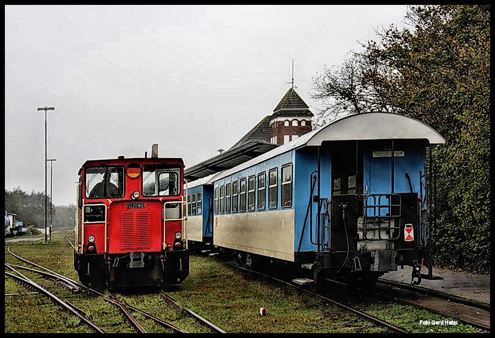 Nach Ankunft mit dem Personenzug am 30.09.2017 im Bahnhof Wangerooge hat Lok 399108 abgespannt und fährt hinter dem Zug her zur anderen Seite, um dort wieder in Richtung Hafen Wangerooge anzuspannen.