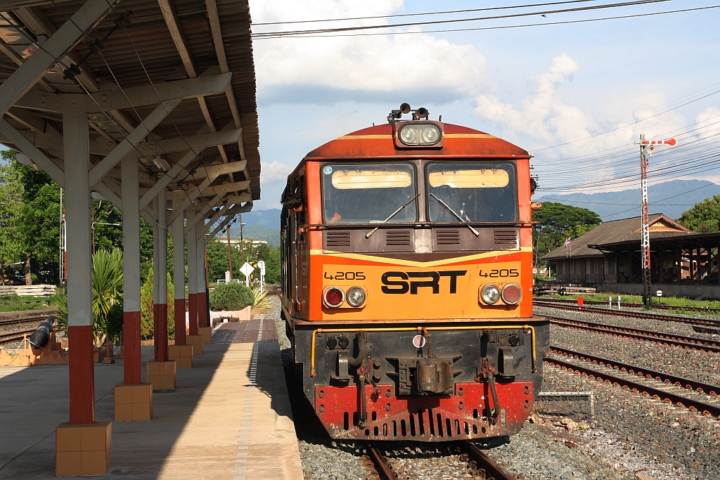 Nach der Ankunft mit dem RAP 111 aus Bangkok in der Den Chai Station umfährt am  19.Mai 2018 die AHK 4205 (Co'Co', de, Henschel, Bj.1980, Fab.Nr. H-32454) den Wagensatz um diesen als RAP 108 nach Bangkok anzuspannen.