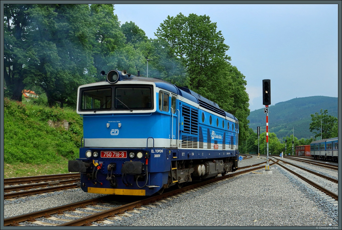 Nach Ankunft mit dem Sp 1707 in Jesenik (Freiwaldau) setzt 750 718-9 um. (04.06.2017)