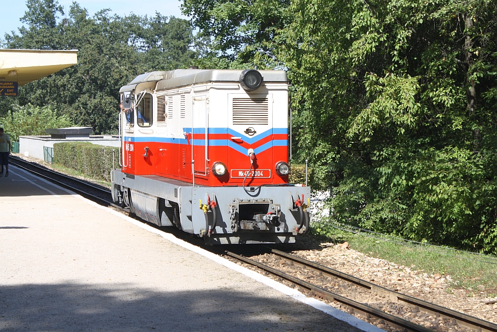 Nach der Ankunft mit Zug 214 im Bf. Hvsvlgy umfhrt die Mk45-2004 die Garnitur um auf Zug 213 zu wenden. Bild vom 08.September 2013.