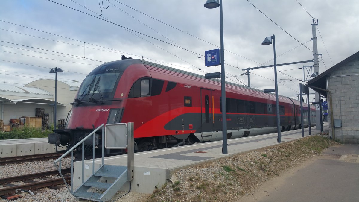 Nach der Ankunft in Neusiedl am See steht hier die Railjet-Garnitur 43 als RJ 642 und wartet auf die Rückfahrt nach Salzburg. Aufgenommen am 13.8.2017.