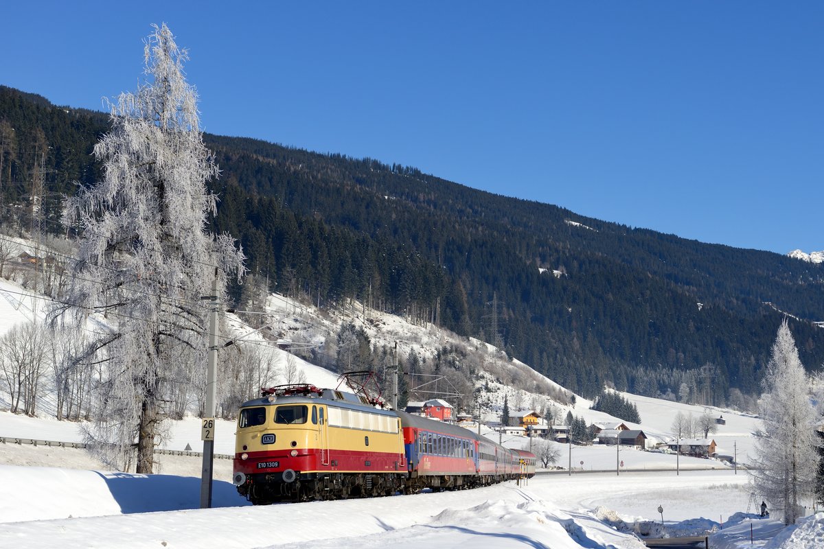 Nach Ankunft in Schladming fährt der Alpen Express als Lp 85104 zurück nach Bischofshofen. Dort wird der Wagenpark hinterstellt, behandelt und gesäubert. Am 27. Januar 2018 erwartete ich diese Leistung zusammen mit zahlreichen anderen Fotografen bei Radstadt. Die angezuckerten Bäume setzten hierbei einen schönen winterlichen Akzent für das Bild mit dem attraktivsten Turnuszug dieser Saison.
