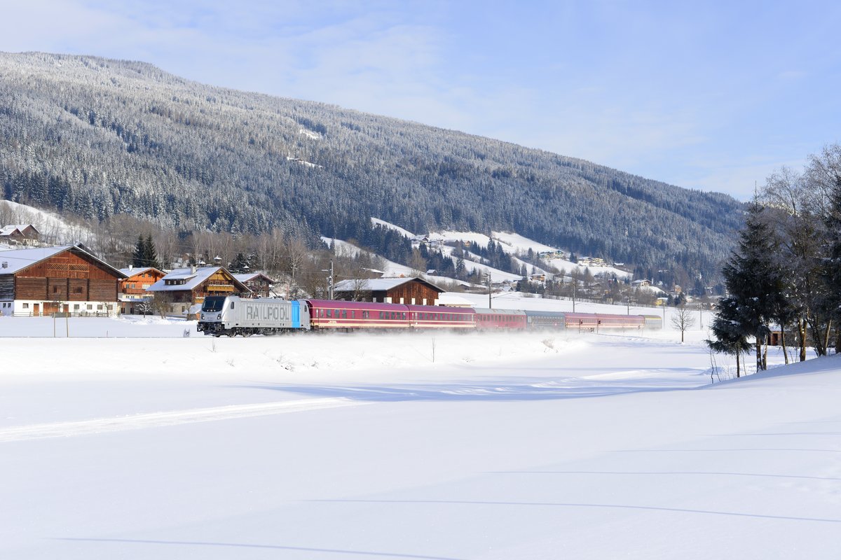 Nach Ankunft in Schladming kehrte der Alpen Express als Lp 85104 nach Bischofshofen zur Hinterstellung und Behandlung zurück. Am 07. Januar 2017 konnte ich diese Leistung noch bei Altenmarkt im Pongau dokumentieren. Wenige Minuten später verschlechterte sich das Wetter und das Tagesprogramm war damit bereits absolviert.
 