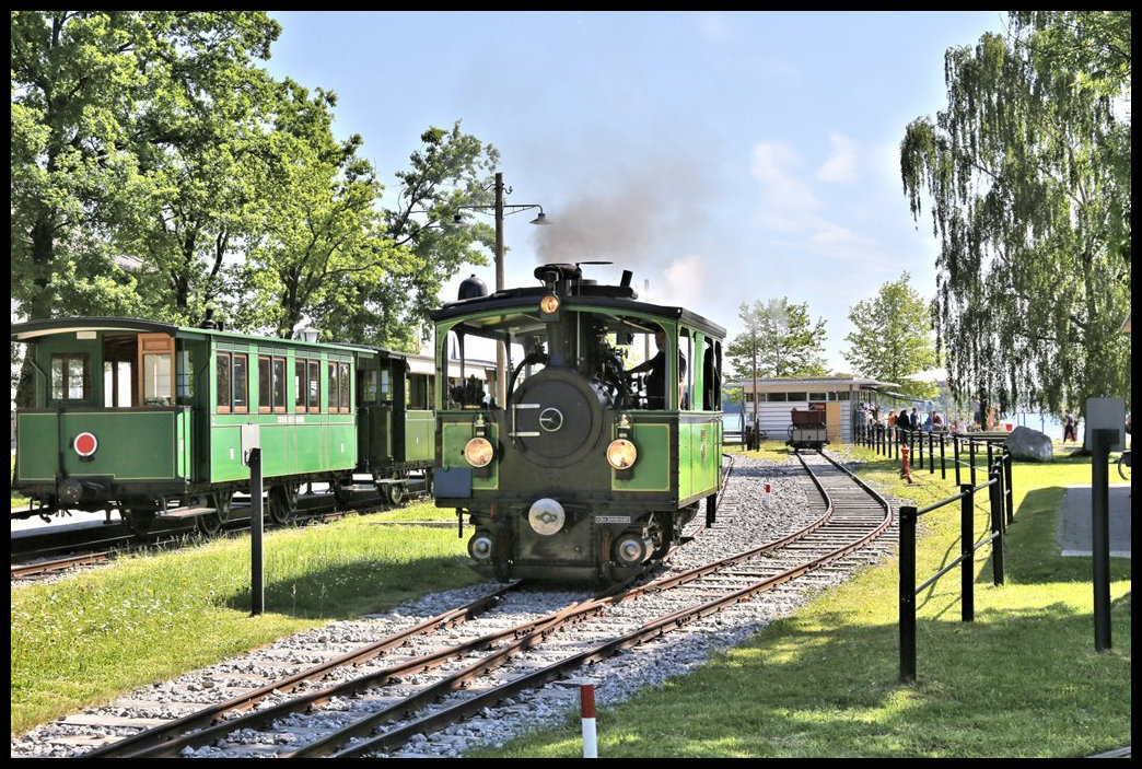 Nach der Ankunft in Stock am Chiemsee setzt hier am 26.5.2022 die Lok Laura um.