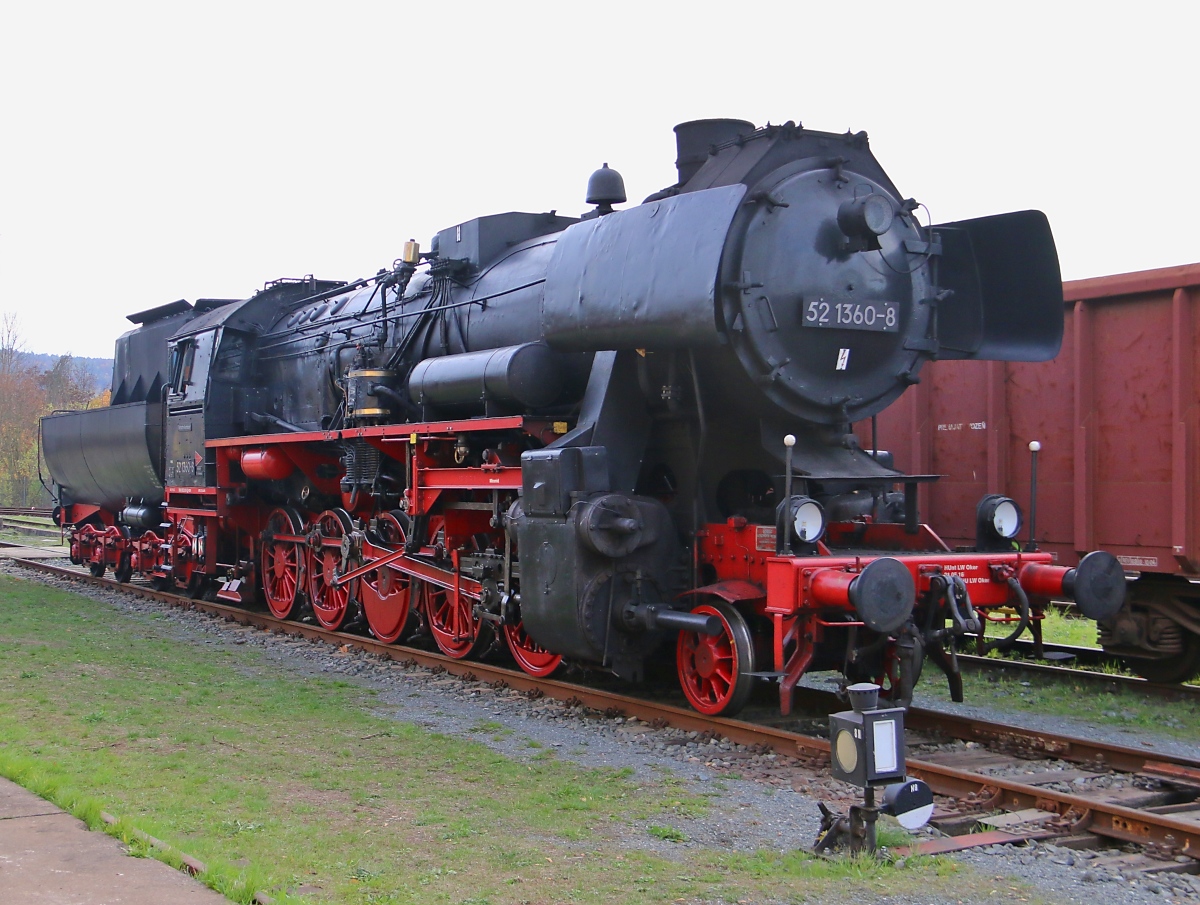 Nach der Ankunft unseres Sonderzuges in Meiningen musste die 52 1360-8 aufgrund eines massiven Lagerschadens leider dort verbleiben. Aufgenommen am 03.11.2018.