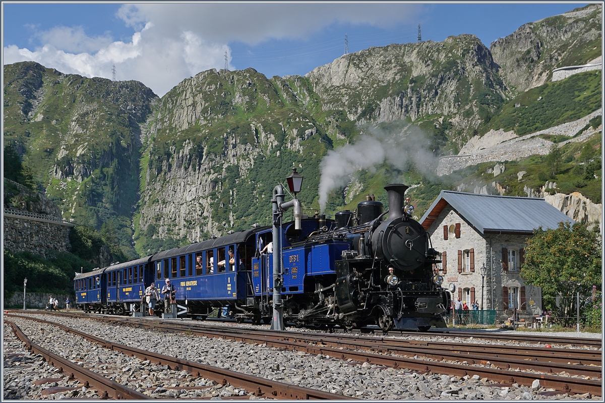 Nach der anstrengenden Bergfahrt müssen für die Weiterfahrt in Gletsch die Wasservorräte ergänzt werden, denn der Kulminationspunt der Strecke ist noch nicht erreicht. 

Die DFB HG 3/4 N° 1 in Gletsch. 


31. Aug. 2019