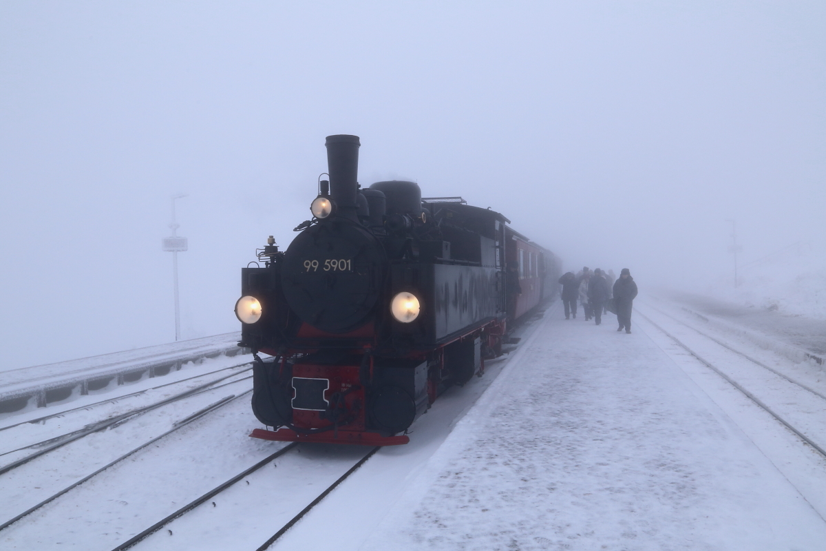 Nach anstrengender Bergfahrt ist 99 5901 am 05.02.2016 mit ihrem IG HSB-Sonderzug, bei Schnee und Nebel, gerade im Brockenbahnhof eingelaufen.