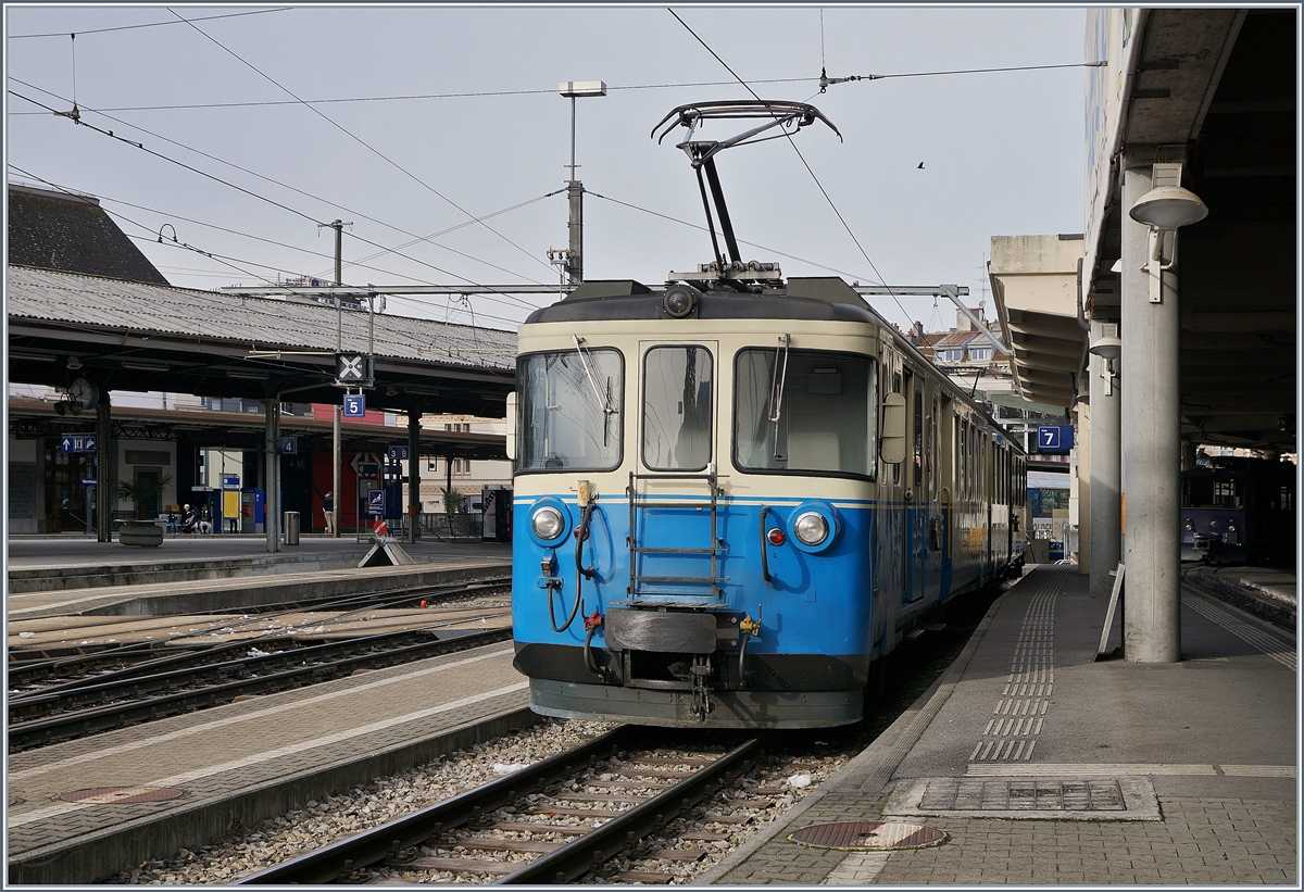 Nach der Ausfahrt des MVR Regionalzuges 2326 nach Les Avants wird der MOB ABDe 8/8 als Leermaterialzug nach Chernex fahren, um bis zur Rückkehr des nach Les Avants gefahren Zuges den Nahverkehr zwischen Montreux und Chernex zu übernehmen (Züge Che 2327 Mx 2330 Che 2331 Mx 2332 Che).
29. Dez. 2017