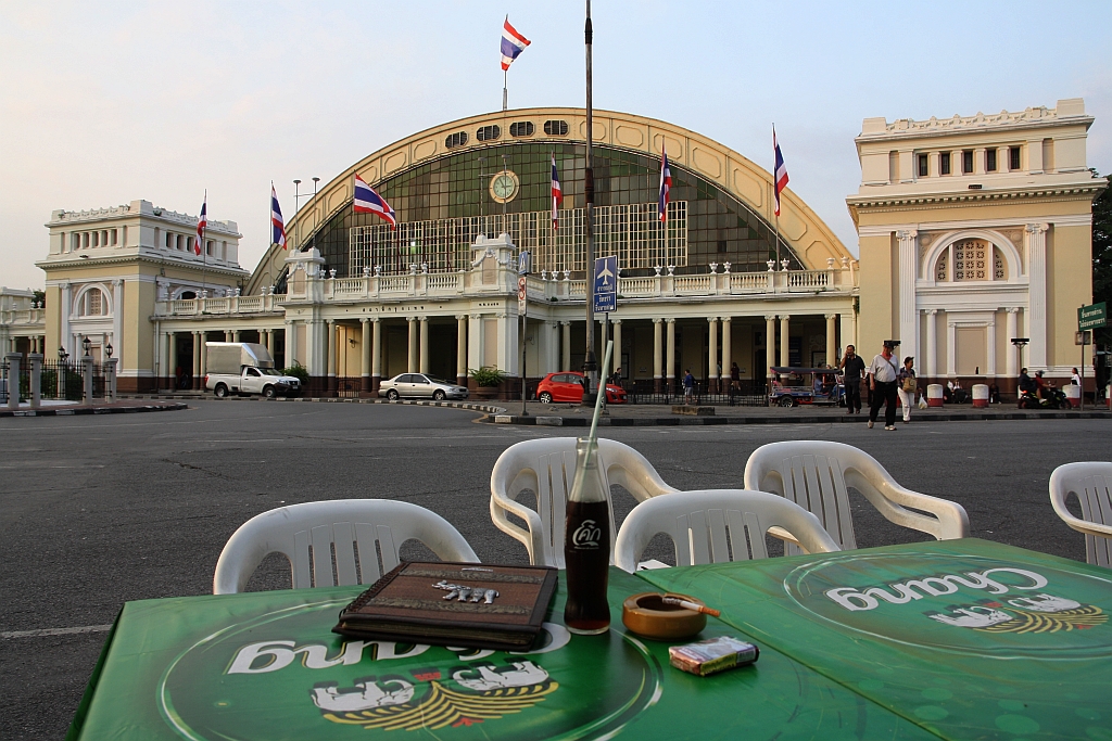 Nach einer ausgiebigen Fototour wird die Fassade des Bahnhof Hua Lamphong gemütlich bei Cola und Nikotin betrachtet. Bild vom 11.Jänner 2018.
