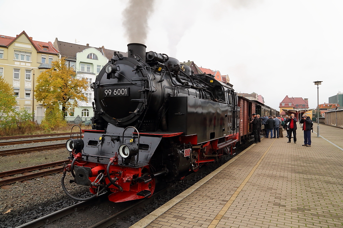 Nach einer ausgiebigen Mittagspause, ist 99 6001 am 22.10.2016 im Bahnhof Nordhausen Nord, nun bereit für die 2.Etappe der heutigen Sonderfahrt, die sie über Eisfelder Talmühle, Stiege und Alexisbad nach Quedlinburg führt. Bevor es losgeht, noch eine kleine Stärkung für das Lokpersonal und etwas Input für die Fotoapparate, dann geht es auch schon wieder los.