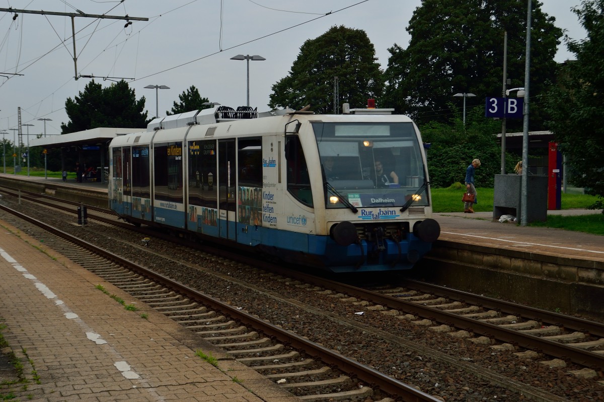 Nach Dalheim fahrend verlässt der VT 6.017 Rheydt Hbf am Abend des 2.9.2014