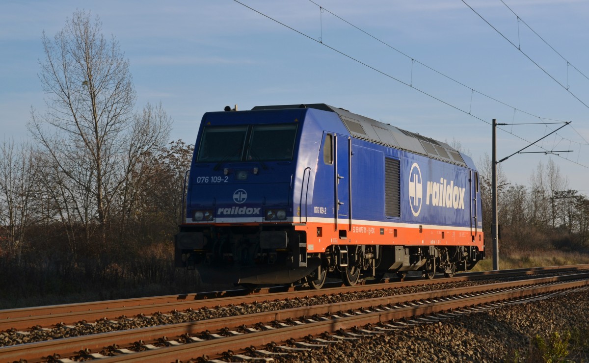 Nach dem 076 109 der Raildox am Morgen des 03.12.15 mit einem Schwenkdachwagenzug Greppin bereits Richtung Bitterfeld passierte, war sie am Nachmittag des selben Tages ohne Zug auf dem Rückweg Richtung Dessau.
